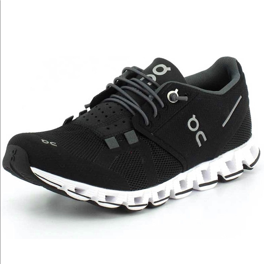 Women’s SZ 7 On Cloud Sneakers